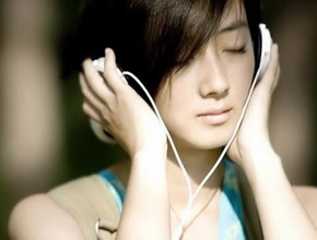 听歌的美女